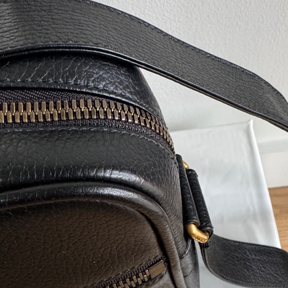Gucci Black Leather Messenger Bag with Gold Accents - Picture 5 of 15